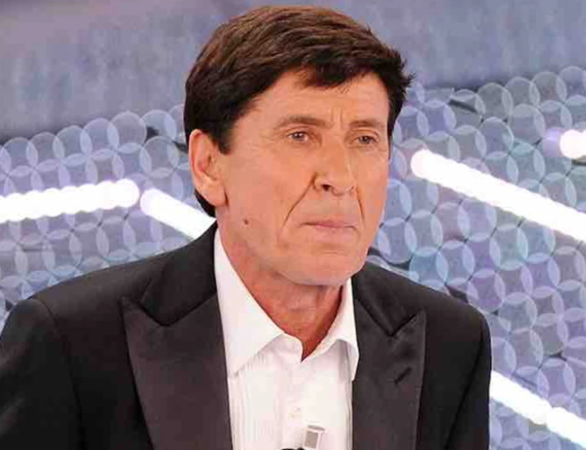 Gianni Morandi finisce sul lettino dello psicanalista, ecco perché