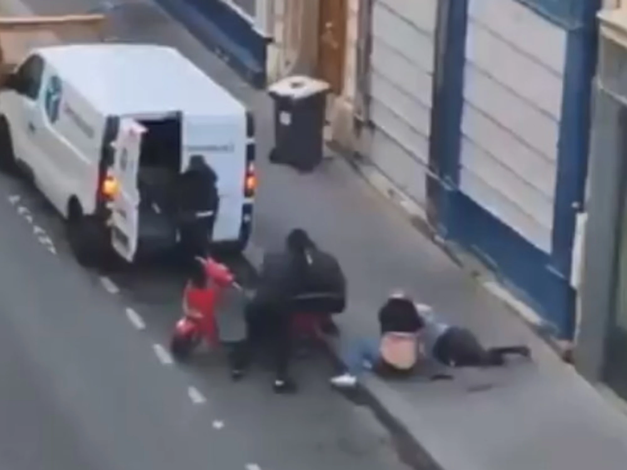Parigi, tentano di rapire una donna in pieno giorno: chi è lei