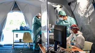 Coronavirus, bollettino 9 luglio: si assestano contagi e morti. Pericolo-variante Delta: dove si diffonde di più