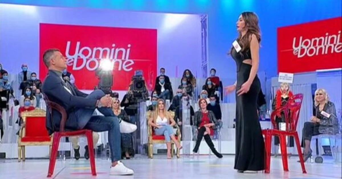 Uomini e Donne, "parliamo di quello che è successo in quarantena?". Ida e Riccardo, confessioni intime. Gelo, interviene la De Filippi