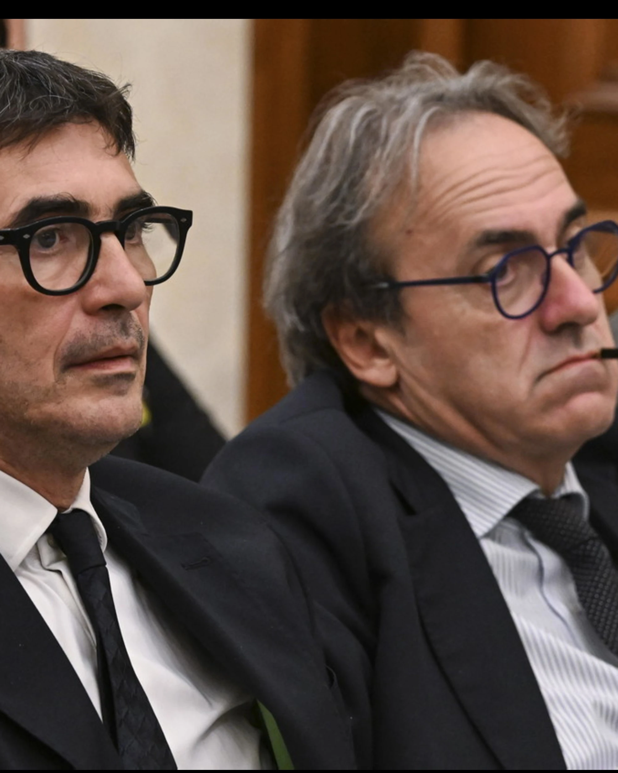 A sinistra qualcuno imbroglia