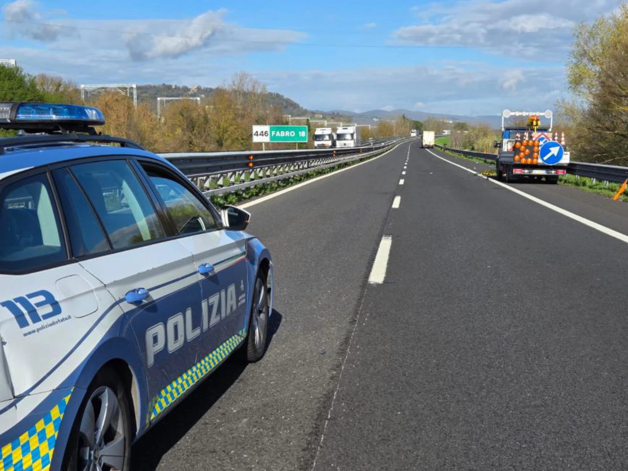 Furgone sfonda l'alt: inseguimento choc sulla Adriatica, ferita una donna