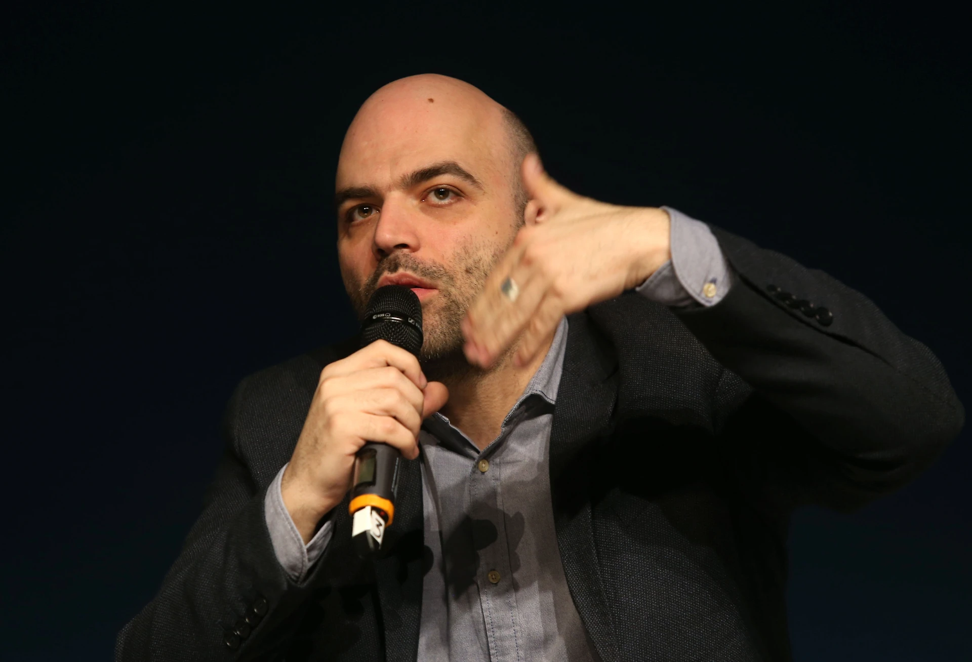 Roberto Saviano, buonista in malafede: per lui gli immigrati non costano nulla