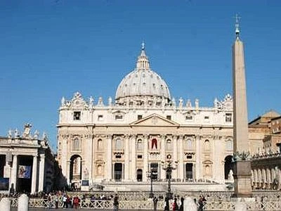 'No all'euro'. Per protesta sale sulla cupola di San Pietro ed espone striscione
