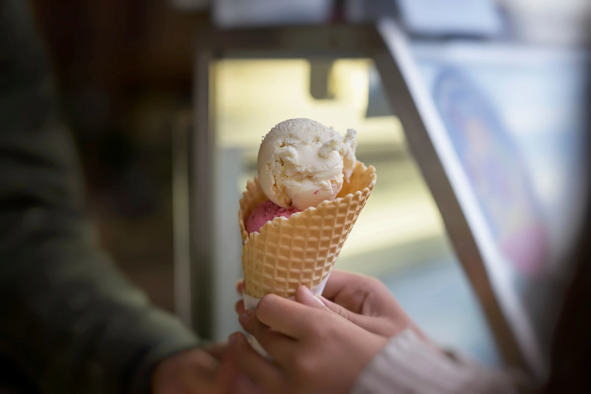 Palermo, orrore in gelateria: cliente compra un cono e poi quasi sviene, cos'ha trovato dentro
