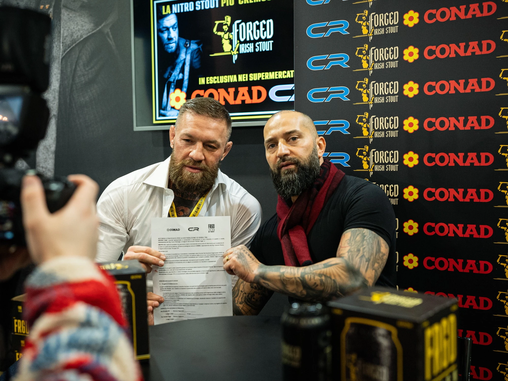 Conor McGregor sceglie l’Italia: dietro le sue vacanze e allenamenti c’è l’imprenditore Gabriel Rapisarda, anima di BKFC Italy e fondatore di Gabriel & Spirits