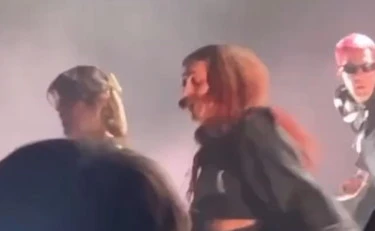 Rebecca Baby palpeggiata durante un concerto: finisce in topless