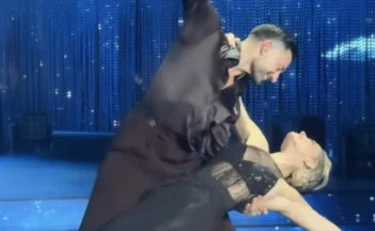 Ballando, imprevisto per Fialdini: la gonna si sfila e rimane in body