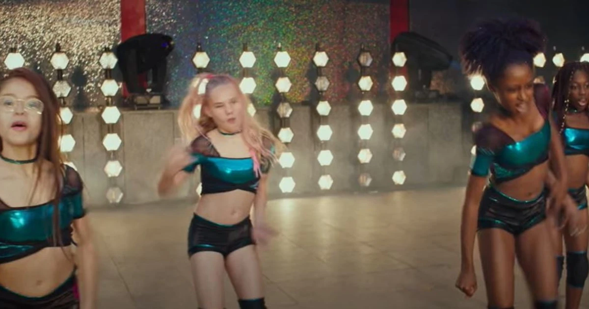 Netflix, il nuovo film "Cuties" con bambine in balli provocanti fa indignare i social. La compagnia perde 9 miliardi in borsa