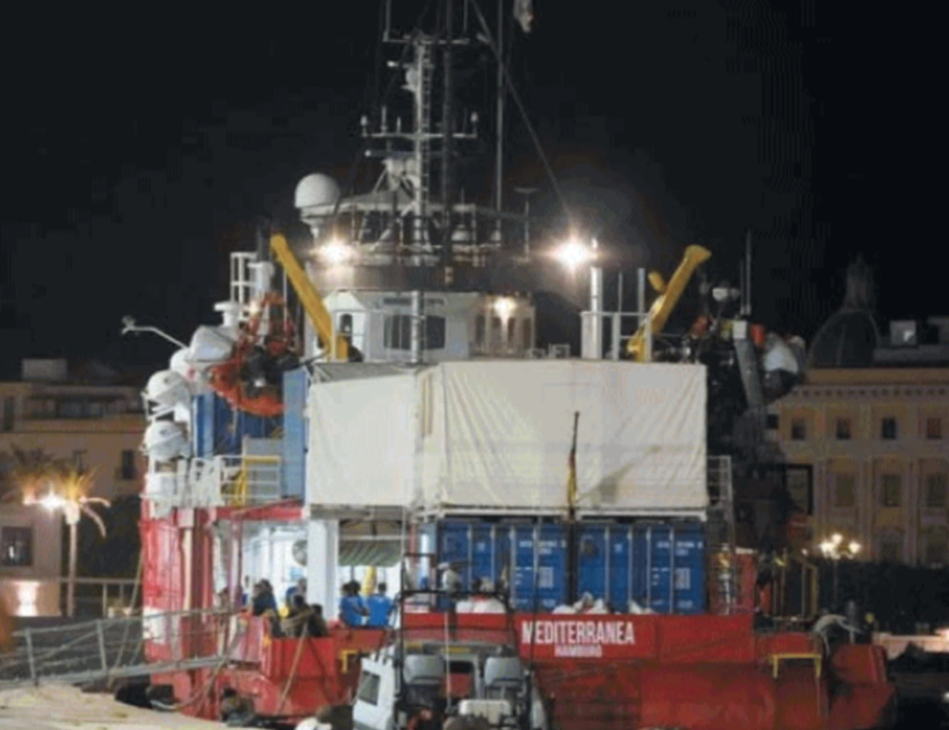 Il Pd sale sul barcone che viola la legge per rifilarci i migranti