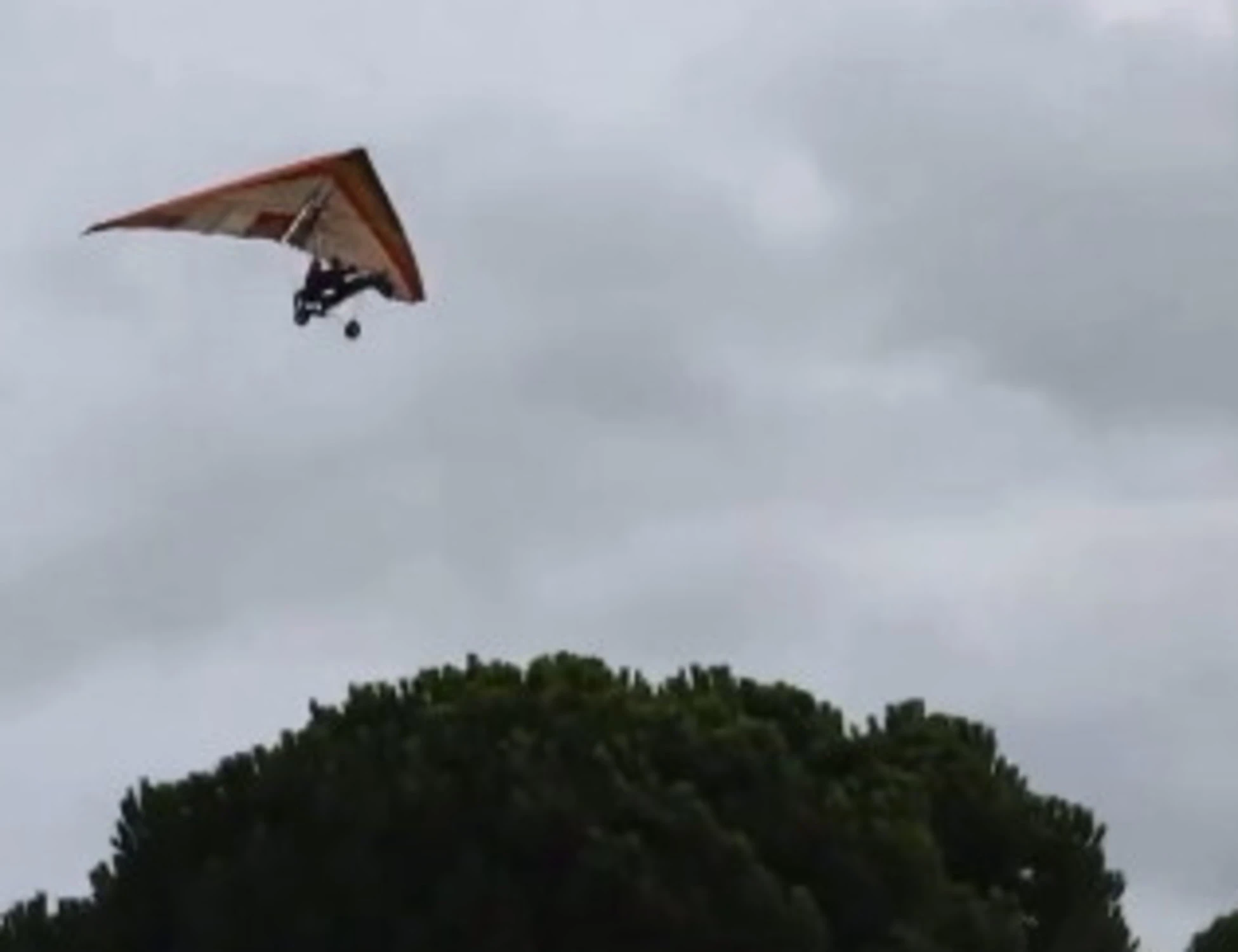 Gaza, deltaplano sorvola il corteo a Calenzano: è bufera