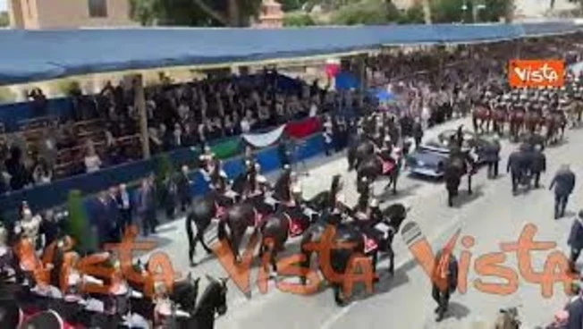 Mattarella va via a termine della Parata, sale sulla Lancia Flaminia e saluta con la mano
