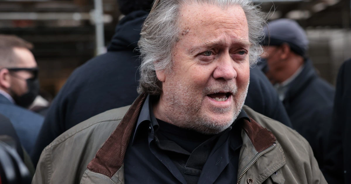 Steve Bannon si consegna all'Fbi: assalto a Capitol Hill, per l'ex stratega di Trump è finita?