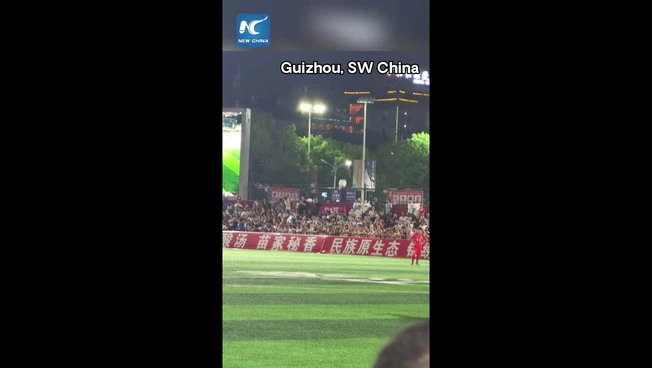 Cina, drone consegna il pallone alla finale della "Village Super League"