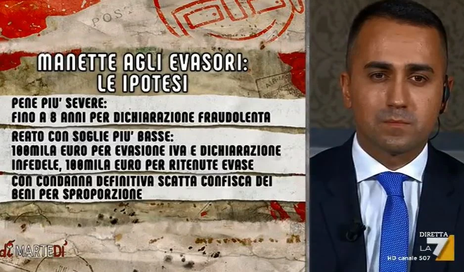 Luigi Di Maio agita le manette a DiMartedì: "Gli evasori devono avere paura di noi". Non solo il carcere