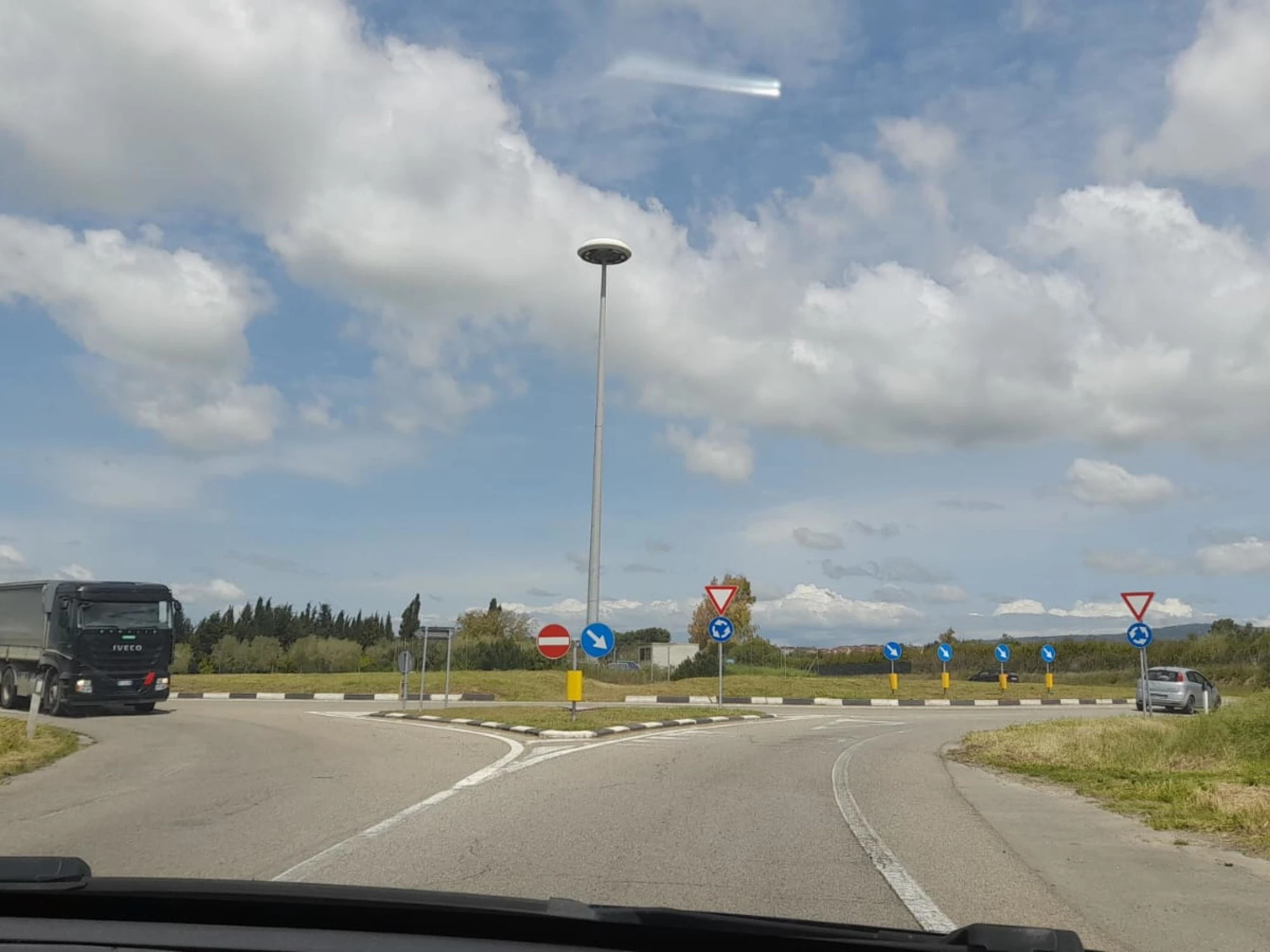 Segnaletica, nuovi pannelli a bordo strada: la rivoluzione, a cosa servono