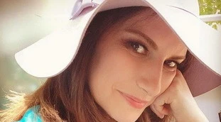 Laura Pausini ricorda Raffaella Carrà con questa foto? Si scatenano le bestie: "Agghiacciante", "Orrenda"