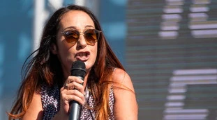 Flavio Briatore, il coronavirus e il Billionaire, Paola Taverna: "Un velo pietoso, proprio lui che..."