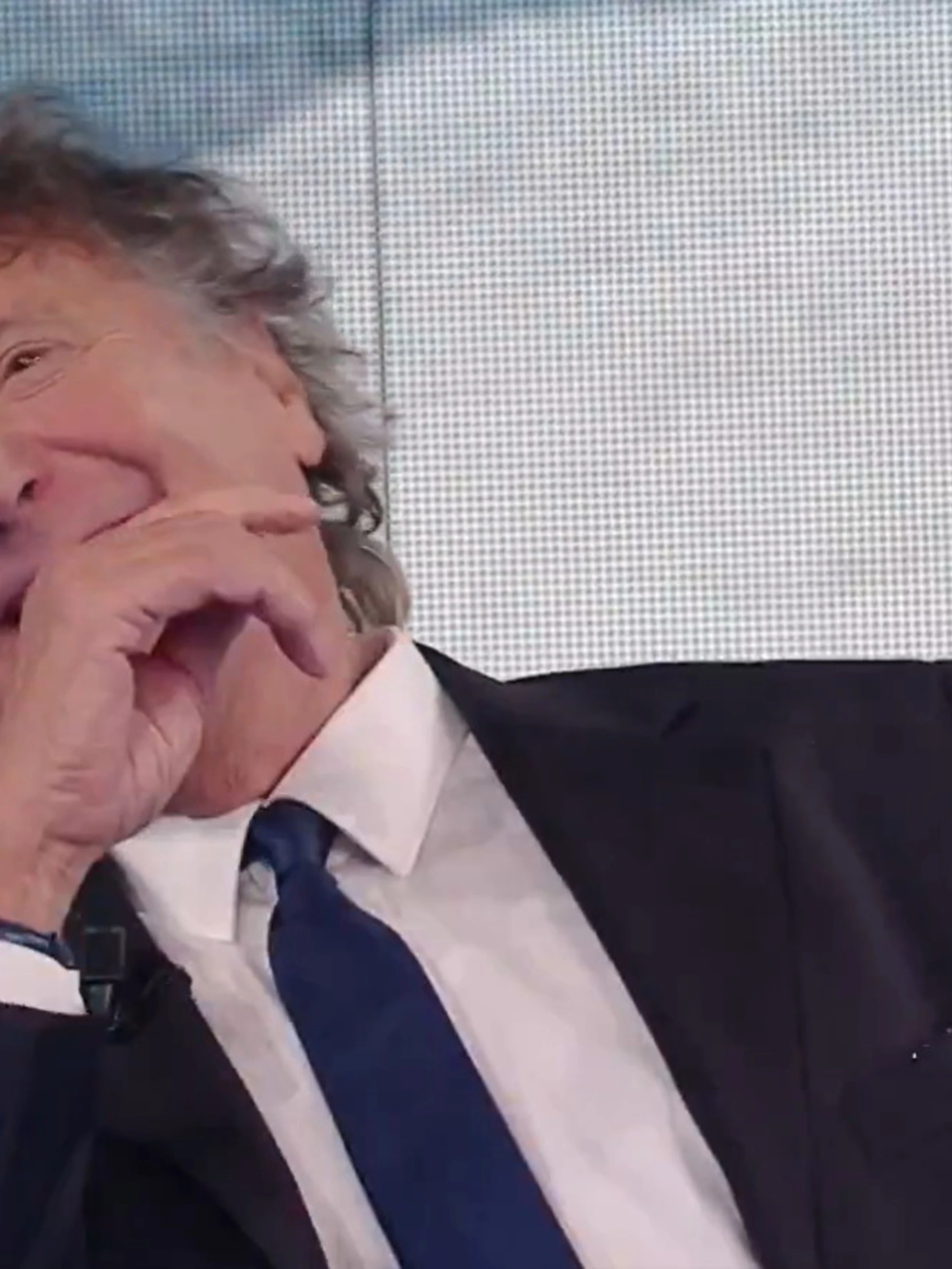 Fabio Fazio a Enzo Iacchetti: "Sei l'idolo di tutti". Esplode la rivolta