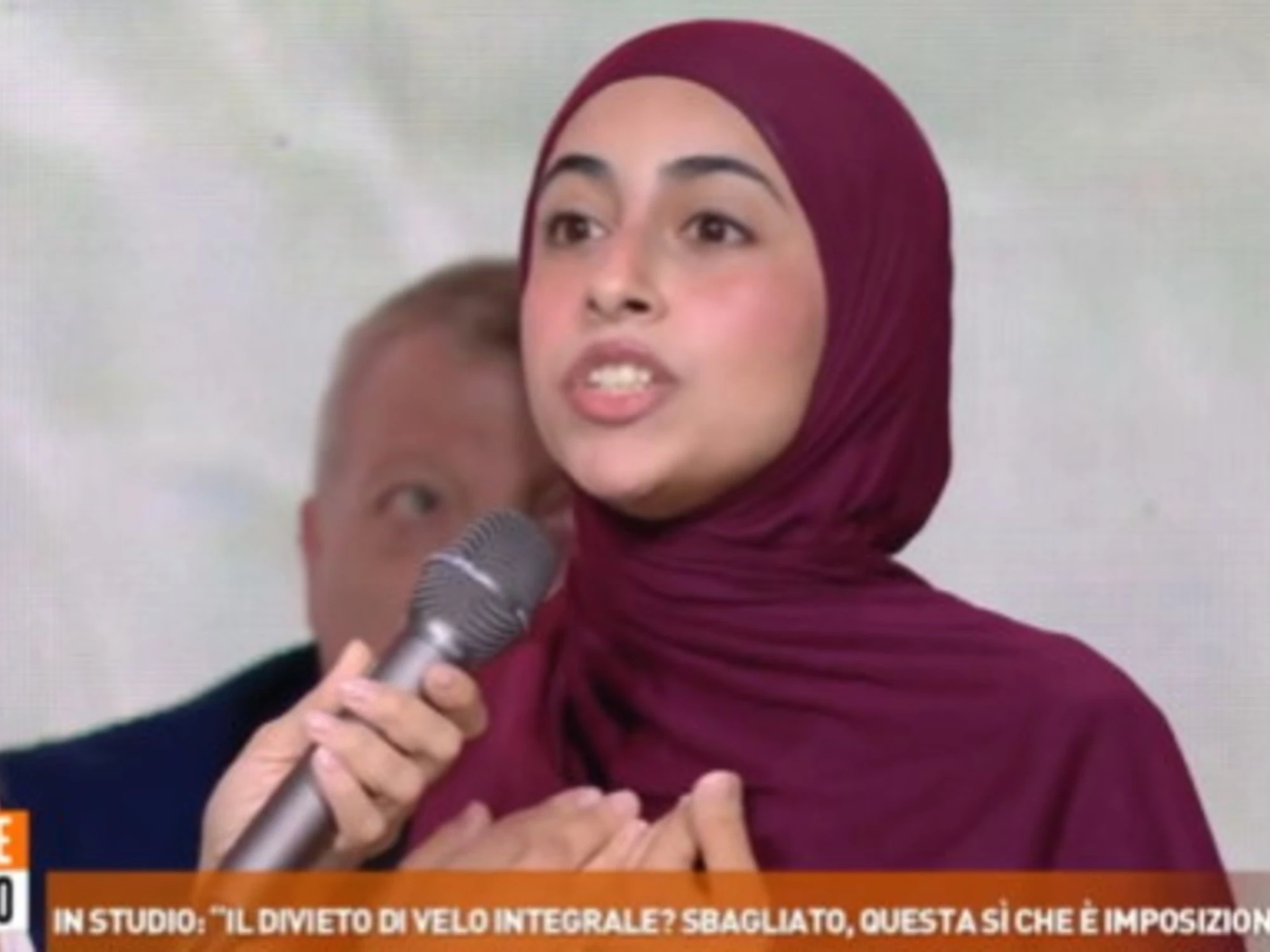 Dritto e rovescio, l'islamica provoca e Del Debbio la stronca: "No, non può"