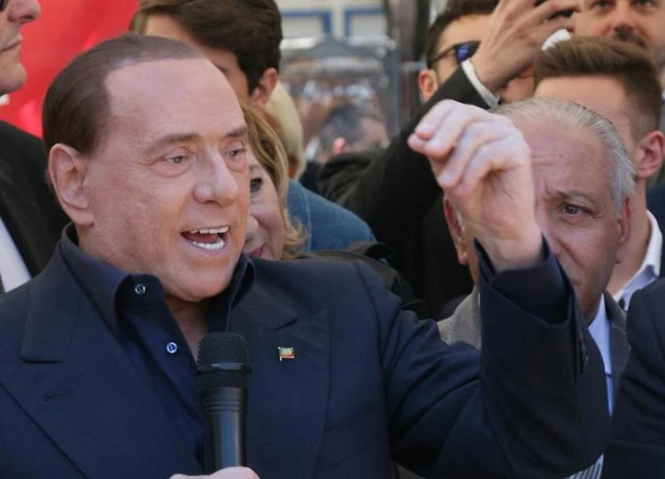 Silvio Berlusconi medita di ricandidarsi. Matteo Salvini: scelga me o Renzi