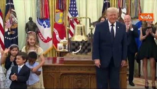 Trump suona campanella di apertura della Borsa di Wall Street dallo Studio Ovale della Casa Bianca
