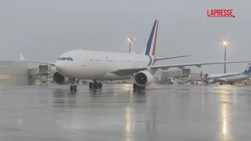 Giappone, Macron e la first lady francese Brigitte arrivano a Tokyo