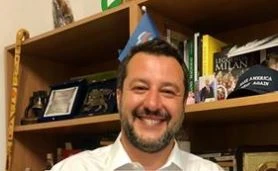 Elezioni europee, Matteo Salvini festeggia a caldo: la foto del trionfo, bacioni a Di Maio