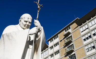 Leone XIV arrivato al Gemelli: "Quando lo operano". Parolin: "Un fulmine a ciel sereno"