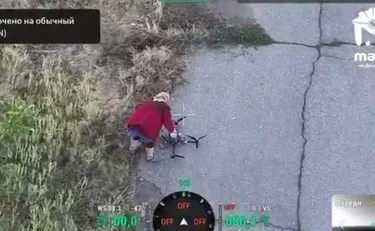 Ucraina, nonnina neutralizza drone russo: il gesto eroico dell'anziana