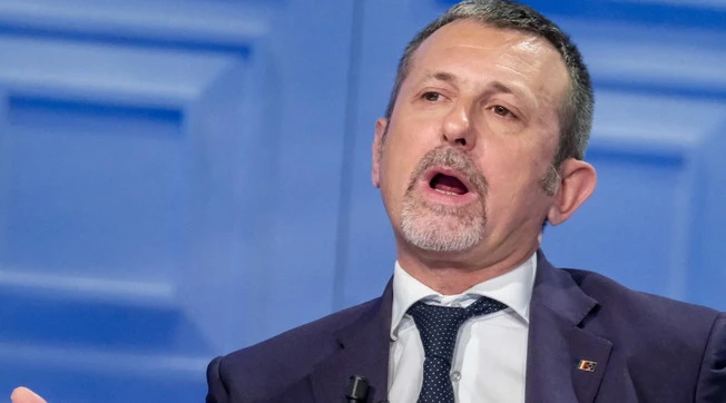 Immigrazione, Delmastro: "Vediamo le manovre della sinistra, cosa dobbiamo pensare?"