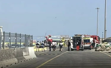 Catamarano in fiamme affonda a Tor San Lorenzo: urla, gambe rotte, finisce male