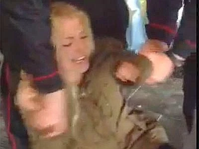 Cav contestato a seno nudo