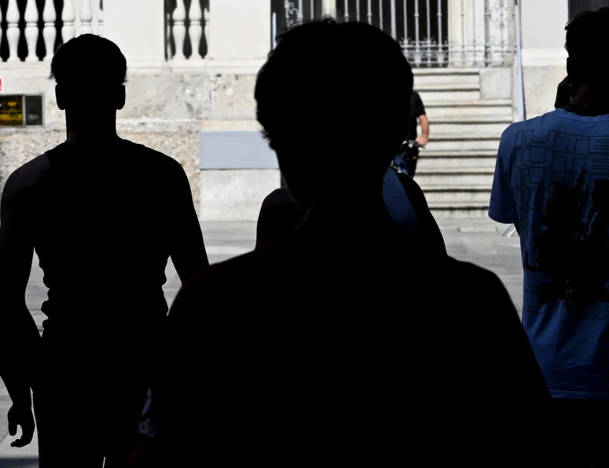 Cagliari, 15enne in lacrime aggredita da 5 immigrati: interviene un bersagliere