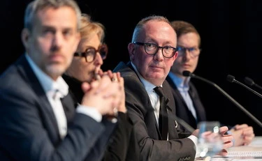 Crans-Montana, le dimissioni-farsa del sindaco Féraud: schiaffo alle vittime