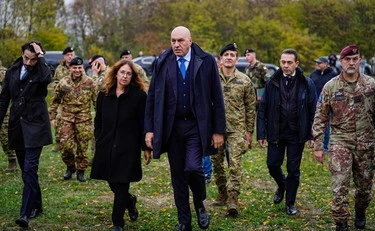  I 5 stelle si avventano sui soldati morti