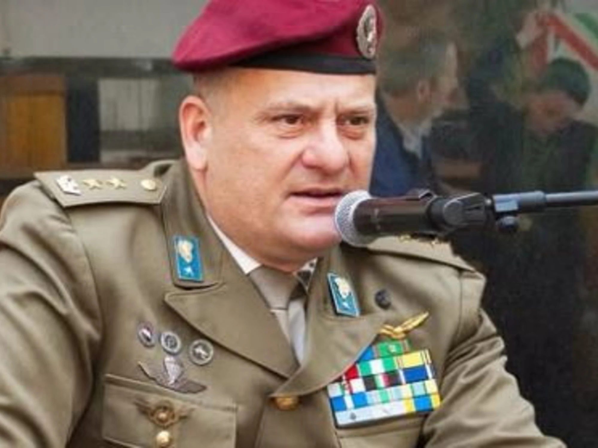 Il tenente colonnello Paglia dà una lezione alla Zeller: cosa è il Tricolore