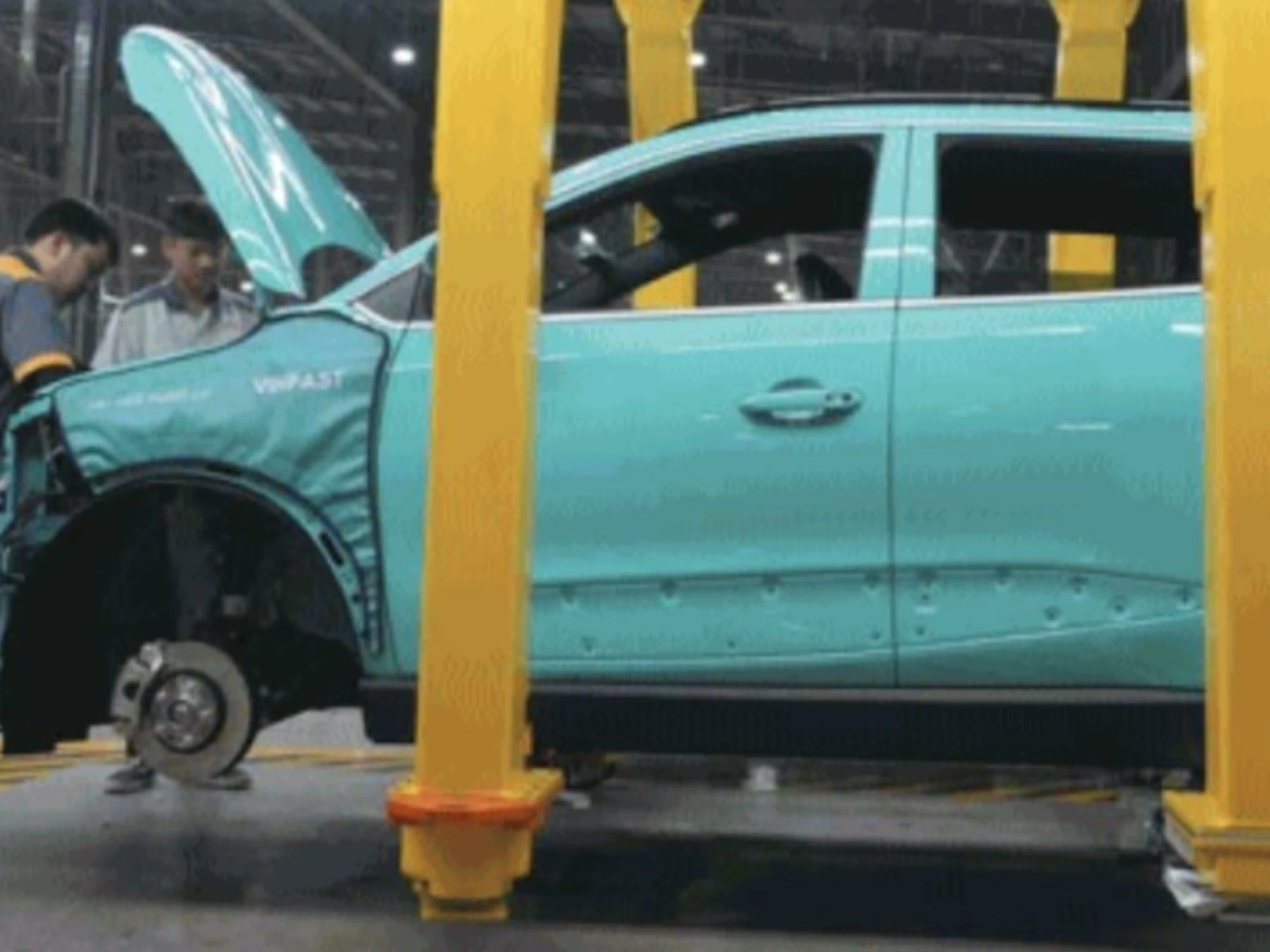 Arriva l'auto elettrica Ue, subito disastro: ecco cosa trapela