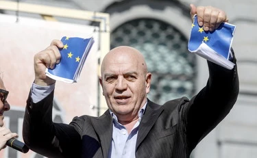 https://media.liberoquotidiano.it/1uhuILuS8IjmMBwS8osp9LzMah8zGTFFcJQzgjP3yl8/width:800/quality:90/aW1hZ2VzLzIwMjUvMDkvMjAvMDk0NjQwNTkwLWU3ZTBlNDJkLTU4NDktNDY0Yi05YTdhLWY0Nzg4NjkwM2QxNS5qcGc.webp