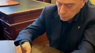 Silvio Berlusconi al Senato? Occhio al suo dito: un dettaglio clamoroso