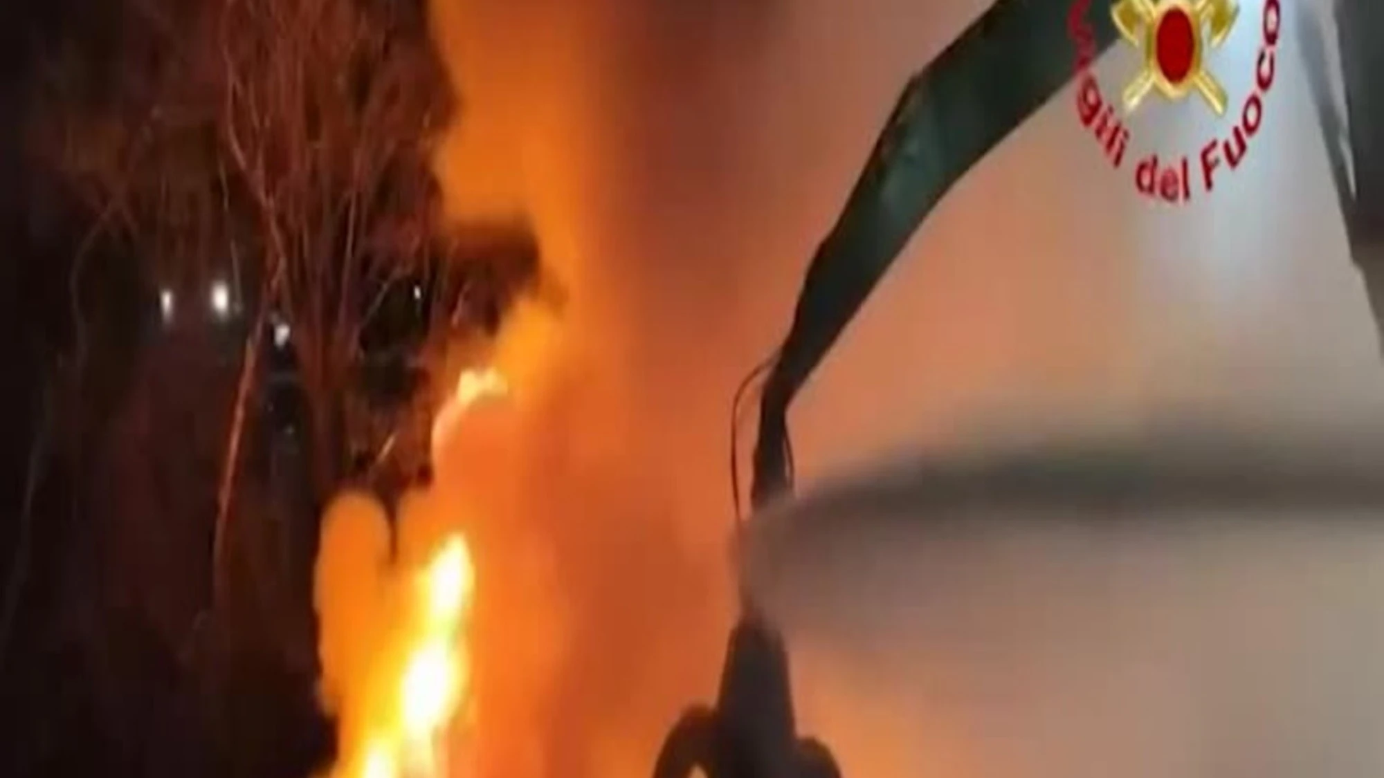 Milano, incendio in un'azienda di smaltimento rifiuti a Bollate