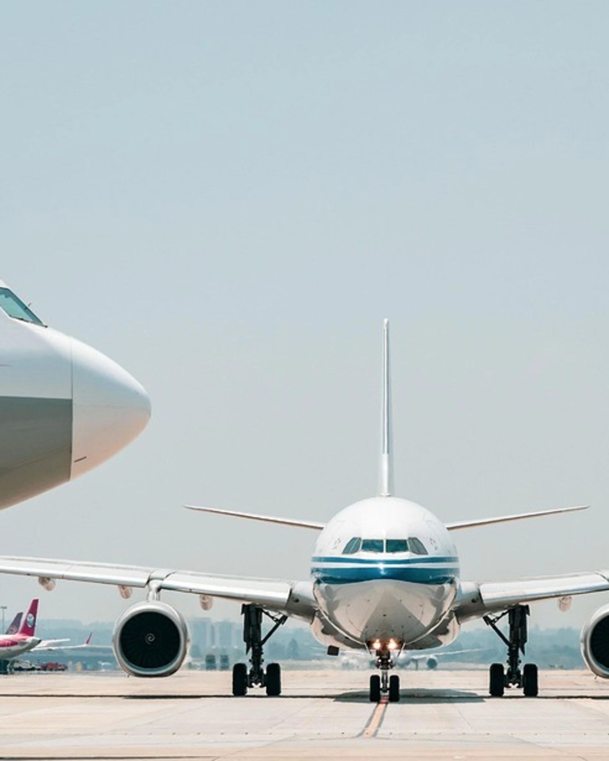 Nizza, disastro aereo sfiorato per tre metri: caos in pista