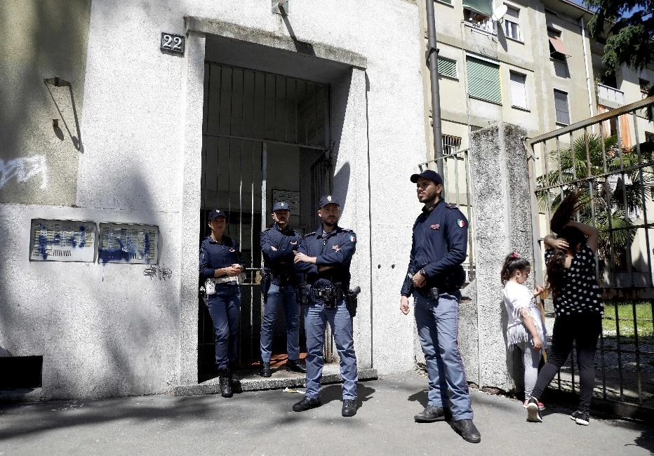 Milano, bambino di 2 anni trovato morto in casa: rintracciato il padre. Sul suo corpo segni di violenza