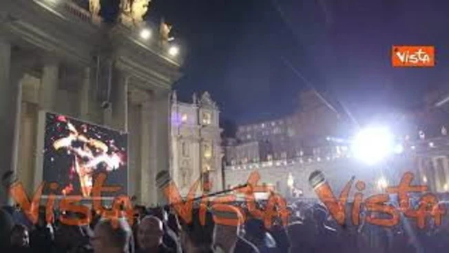 Conclave 2025, prima fumata nera, la reazione del pubblico in Piazza San Pietro