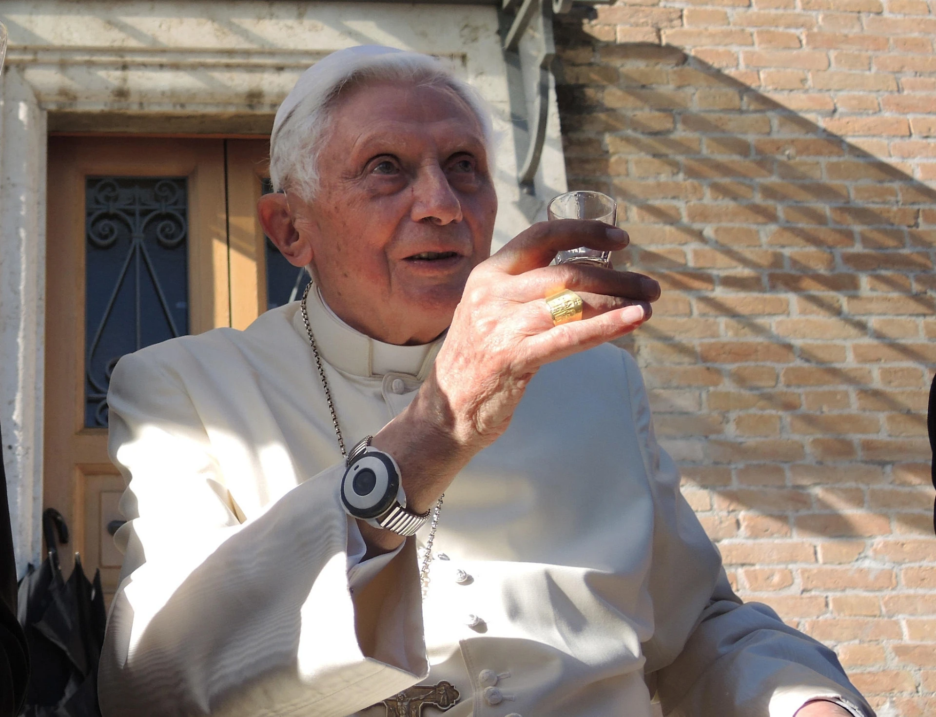 Papa Ratzinger, la bomba sul Vaticano: "Collasso morale", per colpa di chi è nato lo scandalo pedofilia