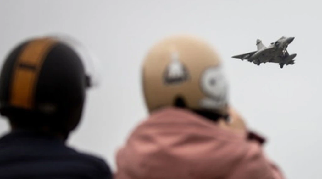 Taiwan, la Cina invade lo spazio aereo: bombardieri atomici e navi da guerra