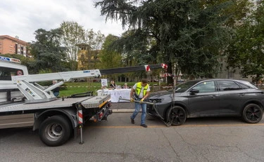 Parkiranje v nasprotju s predpisi obravnavano kot kaznivo dejanje: Kasacijsko sodišče izdalo prelomno sodbo
