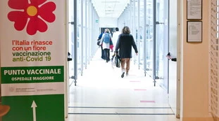 Bollettino 24 novembre, record di contagi e 85 morti. Salgono i ricoveri. Tutte le cifre, un mese decisivo