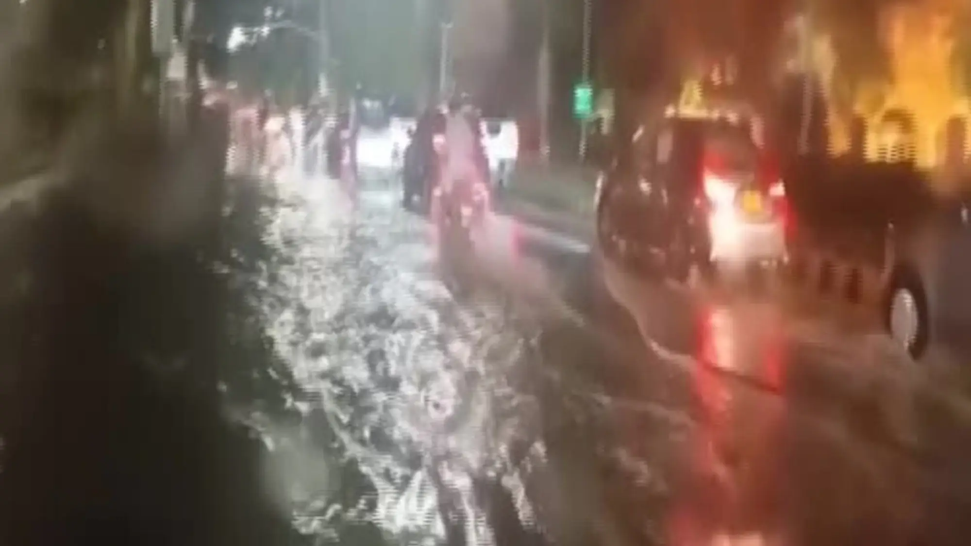 Pakistan, una tempesta si abbatte su Karachi: strade allagate e alberi sradicati