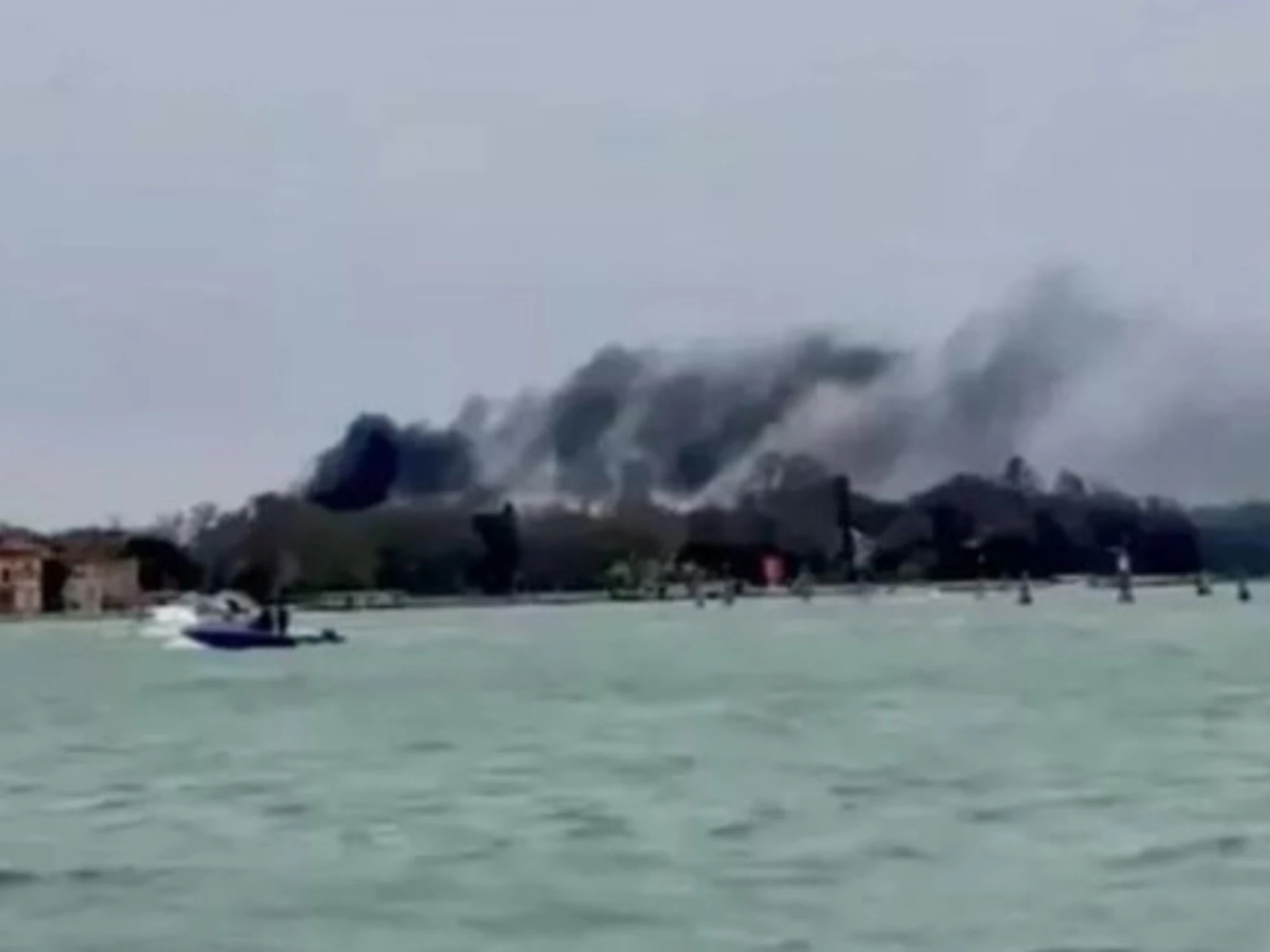 Paura alla Biennale di Venezia colonna di fumo: in fiamme il padiglione Serbia  